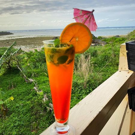 Ken'S Beachfront Cafe & Lodge, Bl2, Oceanfront And Free Canoe Rental Onna Zewnętrze zdjęcie